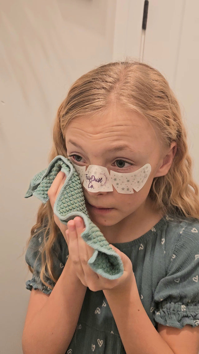 Apply to skin with a damp cloth, or spray the back of the paper and press firmly where you want to apply your sparkles.